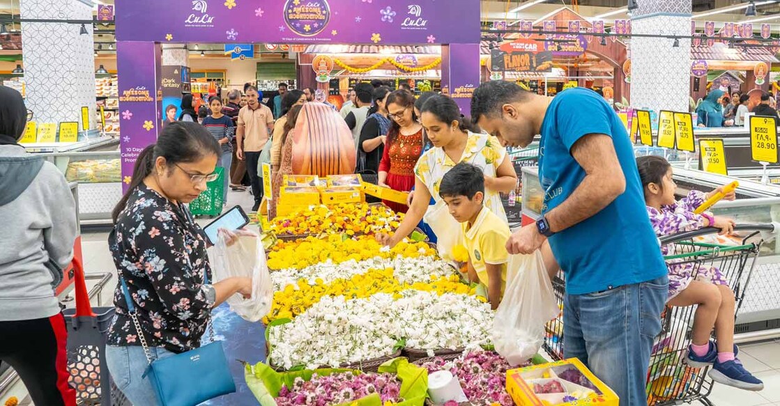 അബുദാബി മദീനത് സായിദ് ഷോപ്പിങ് സെൻ്ററിൽ ഇന്നലെ അനുഭവപ്പെട്ട തിരക്ക്. ചിത്രം: സ്പെഷൽ അറേഞ്ച്മെന്റ്