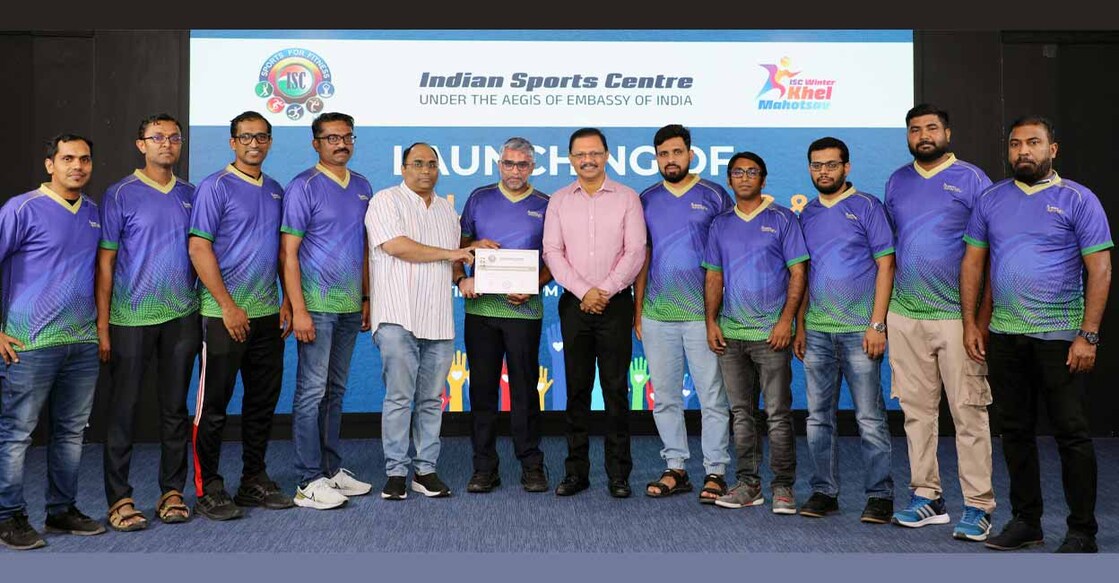 isc-approved-for-expats-sportive ഇന്ത്യന് സ്പോര്ട്സ് സെന്ററിന്റെ ഔദ്യോഗിക അംഗീകാരം ഇന്ത്യന് എമ്പസി ഫസ്റ്റ് സെക്രട്ടറി സച്ചിന് ദിനകറില് നിന്ന് എക്സ്പാറ്റ്സ് സ്പോര്ട്ടീവ് ഭാരവാഹികള് ഏറ്റുവാങ്ങുന്നു.
