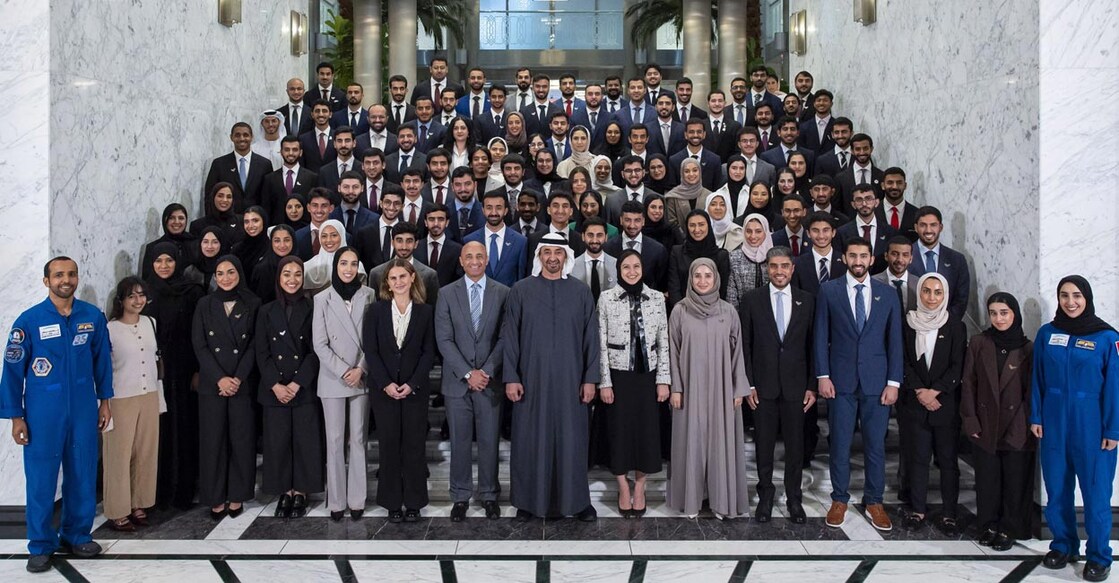 uae-president-meets-with-emirati-students-and-nasa-graduates-in-washington യുഎഇ പ്രസിഡന്റ് ഷെയ്ഖ് മുഹമ്മദ് ബിൻ സായിദ് അൽ നഹ്യാൻ യുഎസിലെ സർവകലാശാലകളിൽ പഠിക്കുന്ന എമിറാത്തി വിദ്യാർഥികളോടൊപ്പം. ചിത്രം: വാം.