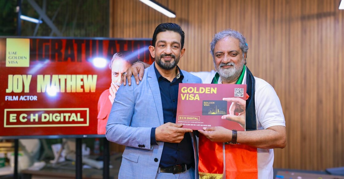 നടൻ ജോയ് മാത്യു ഇഖ്ബാൽ മാർക്കോണിയിൽ നിന്ന് യുഎഇ ഗോൾഡൻ വീസ ഏറ്റുവാങ്ങുന്നു. ചിത്രം: സ്പെഷൽ അറേഞ്ച്മെന്റ്.