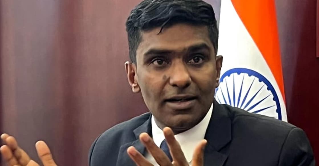 more-than-4000-indian-applicants-approach-indian-consulate-in-dubai-for-amnesty-in-uae ഇന്ത്യൻ കോൺസൽ ജനറൽ സതീഷ് കുമാർ ശിവ വാർത്താ സമ്മേളനത്തിൽ സംസാരിക്കുന്നു. ചിത്രത്തിന് കടപ്പാട്: പ്രമദ് ബി.കുട്ടി