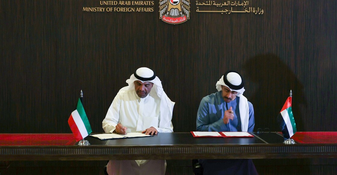 kuwait-uae-joint-supreme-council-signed-mou കുവൈത്ത് വിദേശകാര്യ മന്ത്രി അബ്ദുല്ല അല് യഹ്യയും യു.എ.ഇ ഉപപ്രധാനമന്ത്രിയും വിദേശകാര്യ മന്ത്രിയുമായ ഷെയ്ഖ് അബ്ദുല്ലയും ധാരണപത്രം ഒപ്പിടുന്നു.