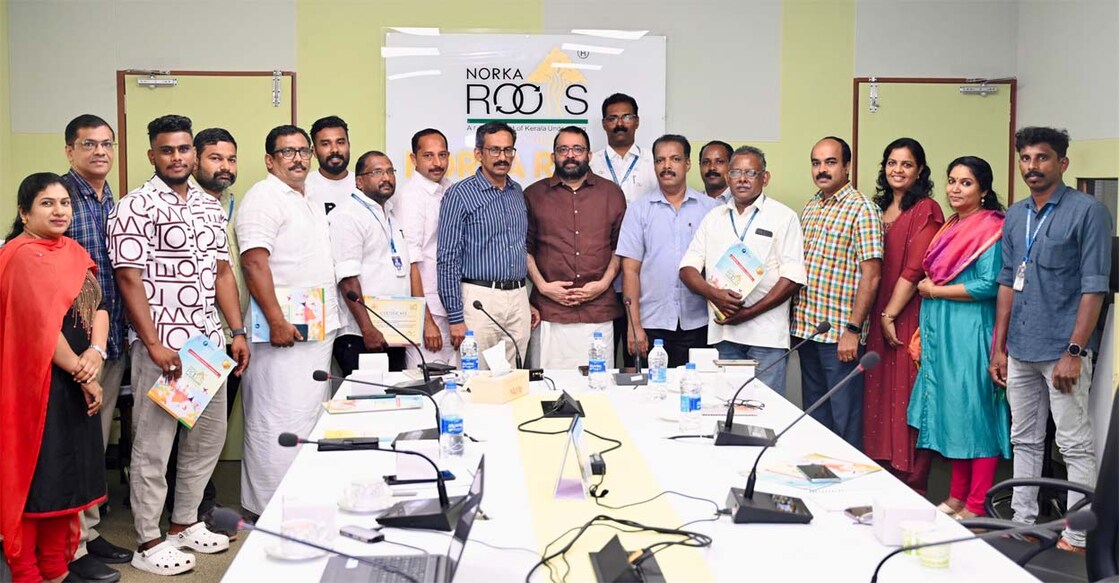 കുവൈത്ത് ഹെല്‍പ്ഡെസ്ക് പ്രവര്‍ത്തകരെയും ആംബുലന്‍സ് ഡ്രൈവര്‍മാരെയും നോര്‍ക്ക ആദരിച്ചു. ചിത്രം: നോര്‍ക്ക റൂട്ടസ്.