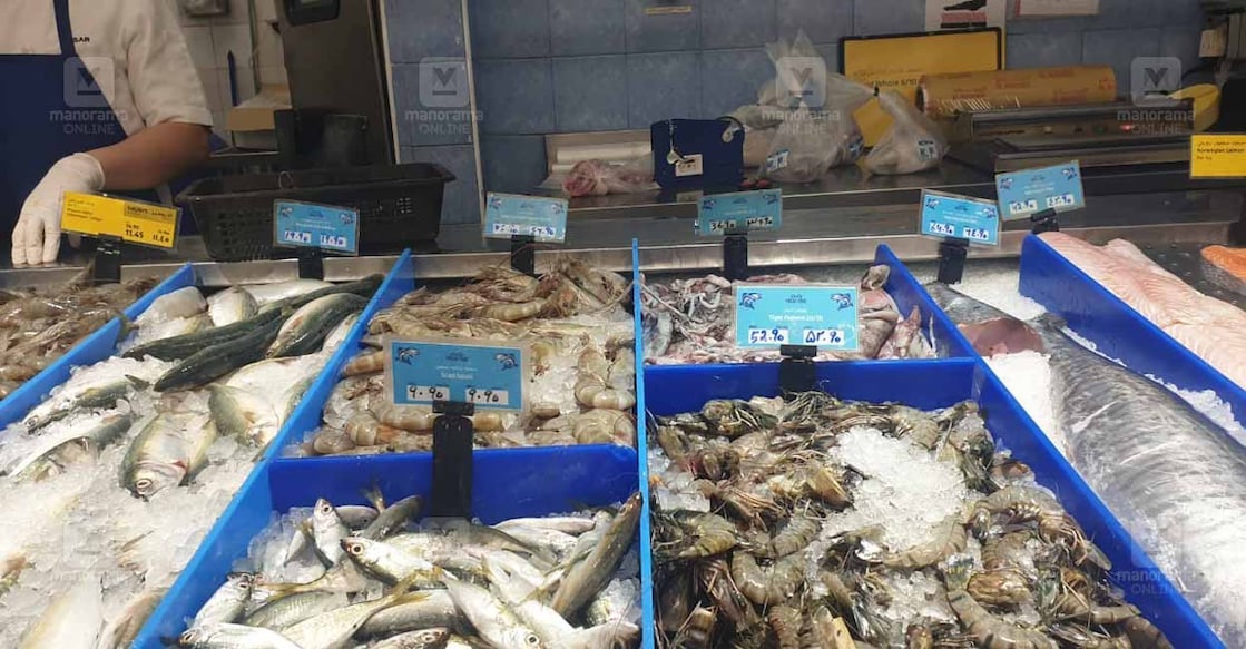 many-uae-super-hypermarkets-lack-sardines-a-popular-malayali-fish പടം–ഹൈപ്പർമാർക്കറ്റിലെ മത്സ്യത്തട്ട്. മത്തിയൊഴിച്ച് മറ്റു മത്സ്യങ്ങളെല്ലാം കാണാം. ചിത്രം: മനോരമ