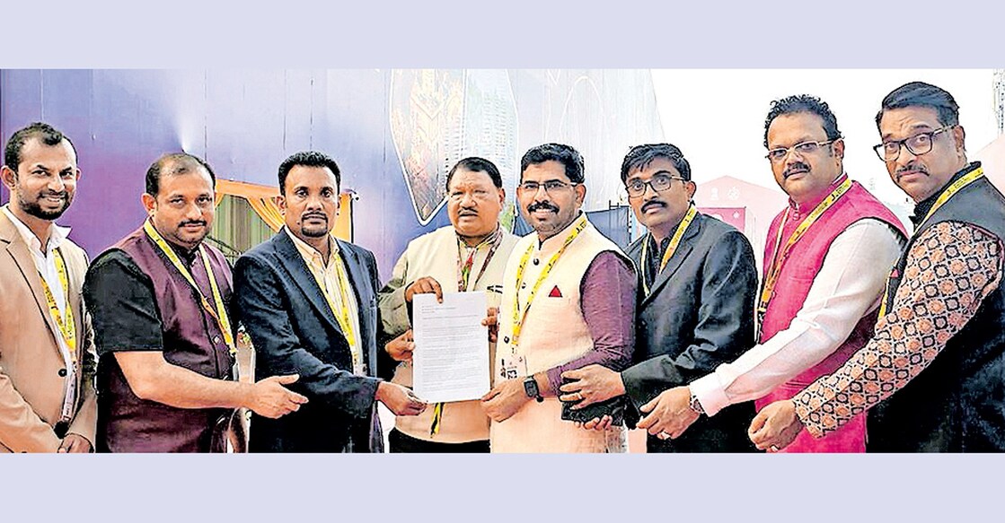 pravasi-bharatheeya-divas-conference പ്രദീഷ് ചിതറ, അഭിലാഷ് ശ്രീകണ്ഠപുരം, പത്മകുമാർ (യുവകലാസാഹിതി), അൻസാർ താജ് (ഇന്ദിരാഗാന്ധി വീക്ഷണം ഫോറം), റോയി മാത്യു (ആർജിസിസി) മനാഫ് മാട്ടൂൽ (എംഎസി) ഫൈസൽ (എംജിസിഎഫ്) എന്നിവർ കേന്ദ്ര ക്യാബിനറ്റ് മന്ത്രി ജുവൽ ഓറത്തിന് നിവേദനം കൈമാറുന്നു.