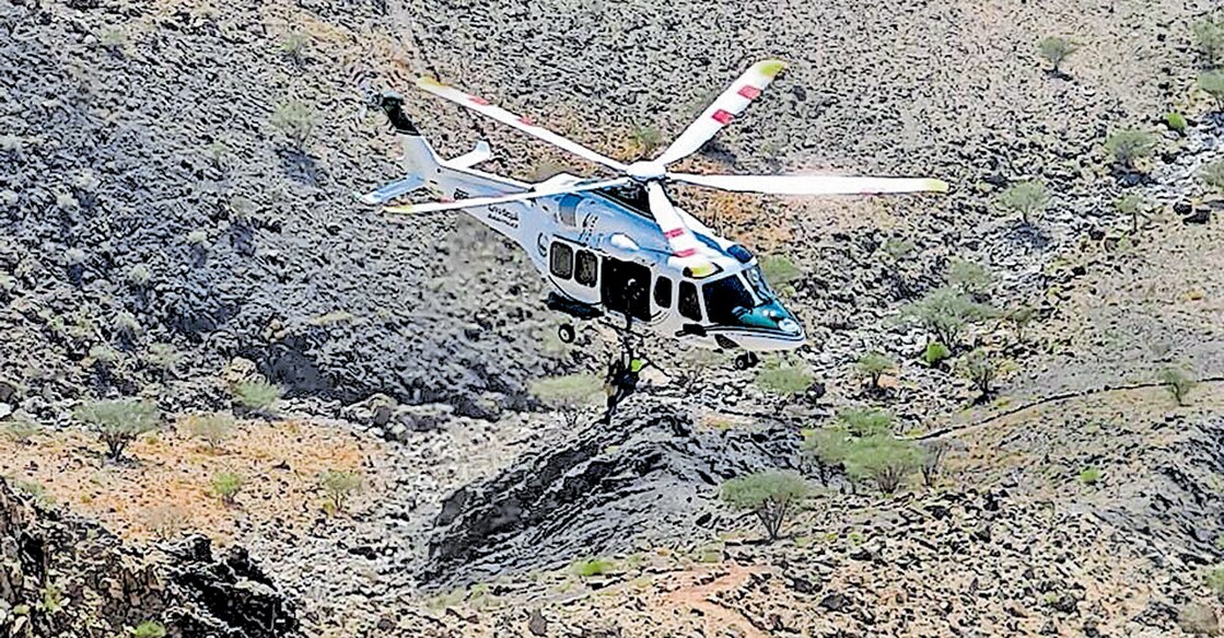 dubai-police-rescued-five-stranded-hikers-in-hatta-mountains പർവതത്തിനു മുകളിൽ കുടുങ്ങിയ സഞ്ചാരികളെ ദുബായ് പൊലീസ് എയർവിങ് രക്ഷപ്പെടുത്തുന്നു.