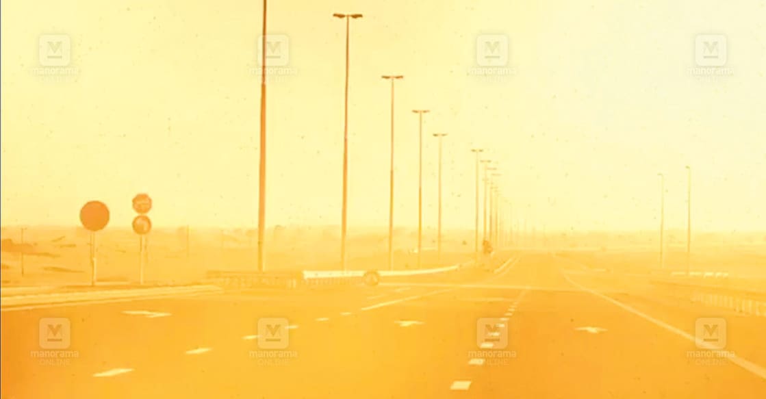 weather-alert-dust-storm-hits-parts-of-the-uae-with-reduced-visibility-cold-temperatures പൊടിപടലങ്ങൾ നിറഞ്ഞ അന്തരീക്ഷം. അബുദാബിയിൽ നിന്നുള്ള ദൃശ്യം.