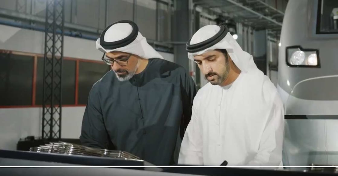 etihad-rail-announces-high-speed-train-dubai-to-abu-dhabi-in-30-minutes വികസനവേഗം: ഹൈസ്പീഡ് റെയിൽ പ്രഖ്യാപന ശേഷം കരാറിൽ ഒപ്പുവയ്ക്കുന്ന അബുദാബി കിരീടാവകാശിയും എക്സിക്യൂട്ടീവ് കൗൺസിൽ ചെയർമാനുമായ ഷെയ്ഖ് ഖാലിദ് ബിൻ മുഹമ്മദ് ബിൻ സായിദ് അൽ നഹ്യാൻ, ദുബായ് കിരീടാവകാശിയും ഉപപ്രധാനമന്ത്രിയും പ്രതിരോധ മന്ത്രിയും ദുബായ് എക്സിക്യൂട്ടീവ് കൗൺസിൽ ചെയർമാനുമായ ഷെയ്ഖ് ഹംദാൻ ബിൻ മുഹമ്മദ് ബിൻ റാഷിദ് അൽ മക്തൂം എന്നിവർ. Screengrab:X/HamdanMohammed