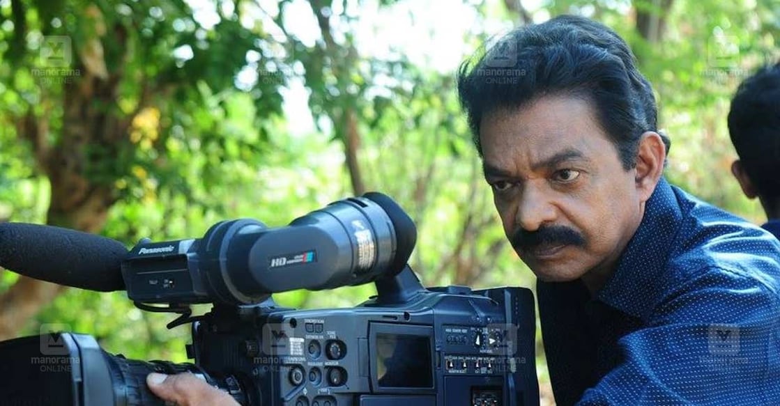 റസാഖ് ഗുരുവായൂർ ഗുരുവായൂരിലെ തൻ്റെ പാരഡൈസ് സ്റ്റുഡിയോയിൽ. ചിത്രം: മനോരമ‍
