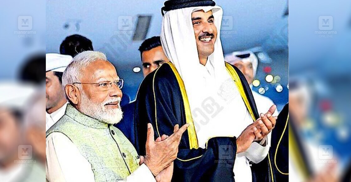 ഖത്തർ അമീർ ഷെയ്ഖ് തമീം ബിൻ ഹമദ് അൽത്താനിക്കൊപ്പം പ്രധാനമന്ത്രി നരേന്ദ്രമോദി ന്യൂഡൽഹി വിമാനത്താവളത്തിൽ.