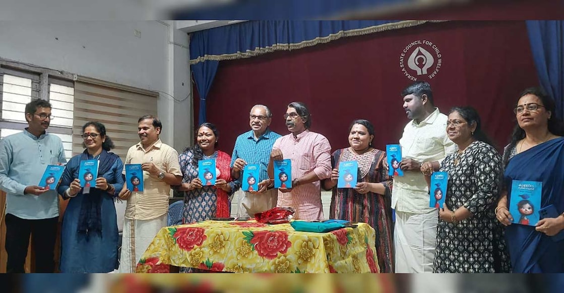 അഖില സന്തോഷിന്റെ "കുഞ്ഞീടെ കുഞ്ഞിപ്പാട്ടുകൾ"  എന്ന   ബാലസാഹിത്യകൃതി കവിയും ചലച്ചിത്ര ഗാനരചയിതാവുമായ വിനോദ് വൈശാഖി  പ്രകാശനം ചെയ്യുന്നു. ചിത്രം: സ്പെഷൽ അറേഞ്ച്മെന്റ്