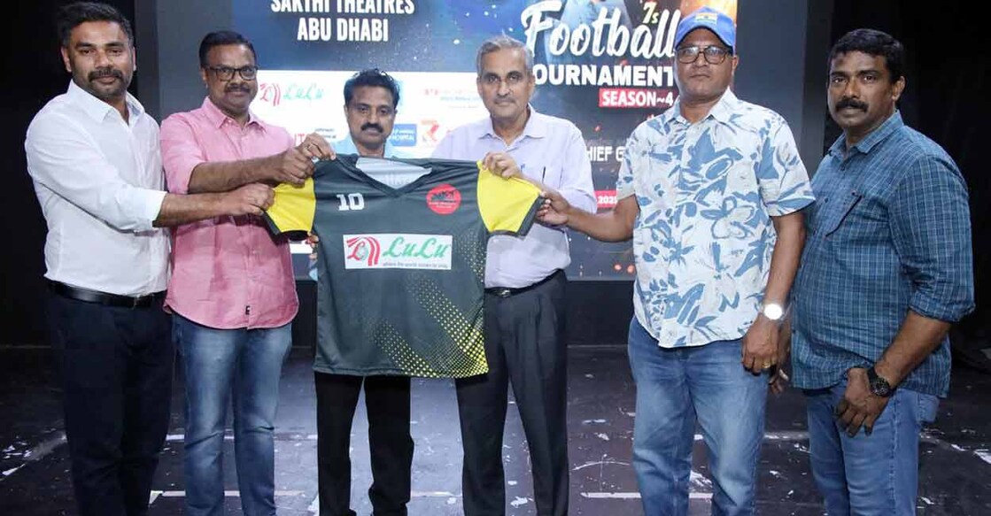 ഇ.കെ.നായനാർ സ്മാരക റമസാൻ ഫുട്ബോൾ ടൂർണമെന്റിന്റെ ജഴ്സി പുറത്തിറക്കിയപ്പോൾ