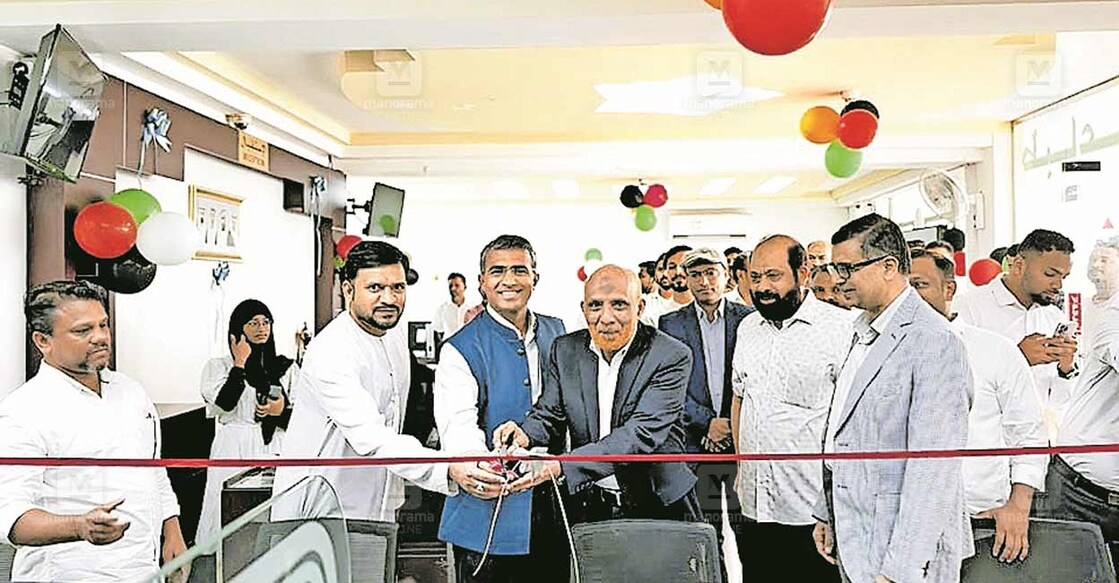 indian-embassy-launches-consular-services-in-madinah-zayed മദീന സായിദിലെ ഇന്ത്യൻ എംബസി കോൺസൽ സർവീസിന്റെ ഉദ്ഘാടനം ഡപ്യൂട്ടി ചീഫ് ഓഫ് മിഷൻ (ഡിസിഎം) എ.അമർനാഥ് നിർവഹിക്കുന്നു.