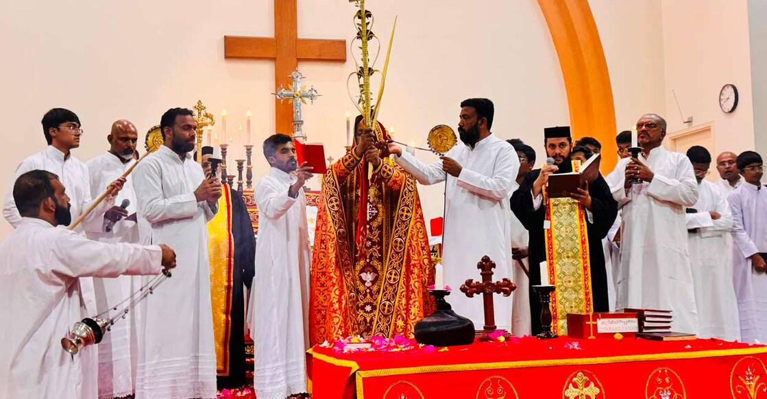 palm-sunday-celebrated-in-christian-churches-in-oman മസ്കത്ത് മാർ ഗ്രീഗോറിയോസ് ഓർത്തഡോക്സ് മഹാ ഇടവകയിൽ നടന്ന ഓശാനാ ശുശ്രൂഷകൾക്ക് അഭിവന്ദ്യ ഗീവർഗീസ് മാർ പക്കോമിയോസ് മെത്രാപ്പോലീത്താ മുഖ്യ കാർമ്മികത്വം വഹിക്കുന്നു.