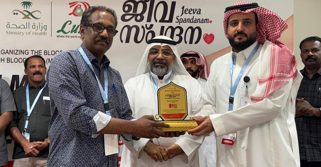 കേളിക്ക് റിയാദ് ബ്ലഡ് ബാങ്ക് റീജണൽ ഡയറക്ടർ ഖാലിദ് സൗബി നൽകിയ സർട്ടിഫിക്കറ്റ് കേളി സെക്രട്ടറി സുരേഷ് കണ്ണപുരം ഏറ്റ് വാങ്ങുന്നു. ചിത്രം: സ്പെഷൽ അറേഞ്ച്മെന്റ്
