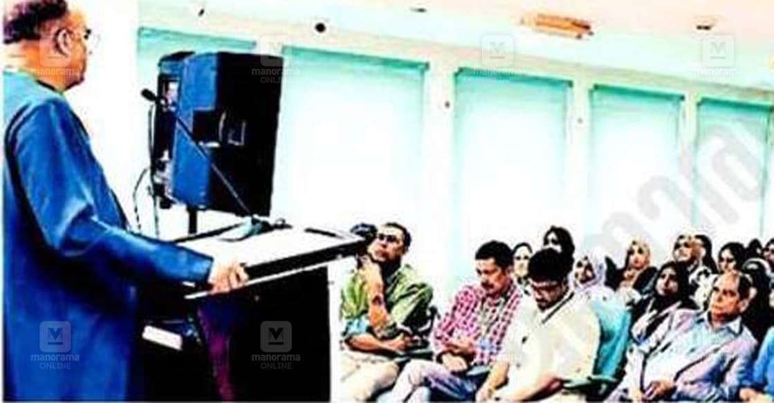 സീതി സാഹിബ് കോൺഫറൻസ് ദുബായ് കെ.എം.സി.സി. പ്രസിഡന്റ് ഡോ. അൻവർ അമീൻ ഉദ്ഘാടനം ചെയ്യുന്നു.