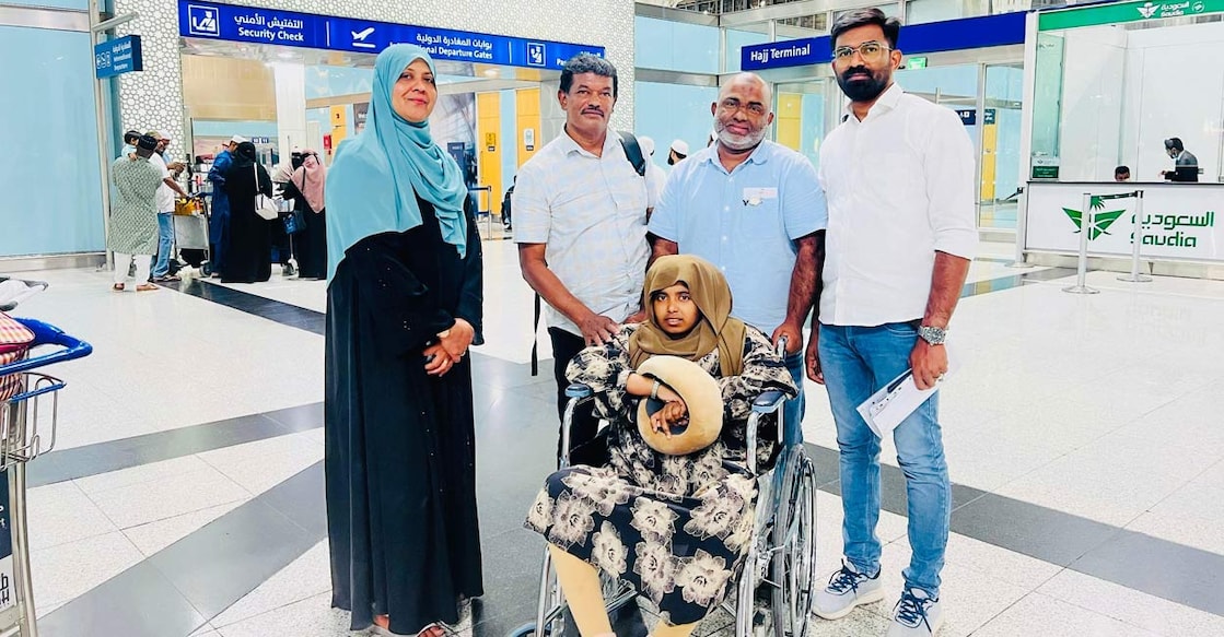 malayali-familys-miraculous-escape-in-saudi-car-crash വാഹനാപകടത്തിൽ നിന്നും രക്ഷപെട്ട് നാട്ടിലേക്ക് മടങ്ങുന്ന ഉമ്മറും മകളും മദീനയിലെ ജീവകാരുണ്യ പ്രവർത്തകർക്കുമൊപ്പം. ചിത്രം: സ്പെഷൽ അറേഞ്ച്മെന്റ്
