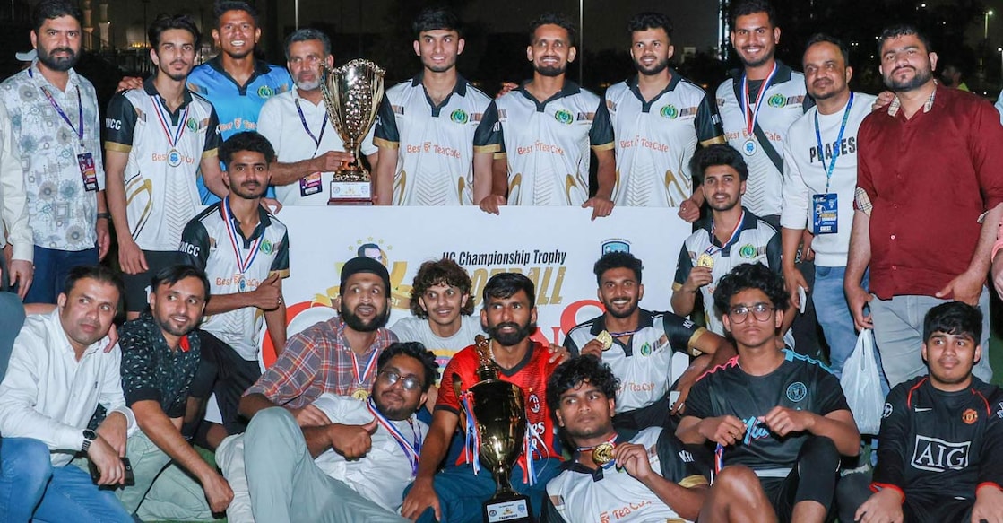mm-nassar-memorial-football-tournament-kasaragod-district-kmcc-champions എം.എം.നാസർ സ്മാരക ഫുട്ബോൾ ടൂർണമെന്റിൽ ചാംപ്യന്മാരായ കാസർകോട് ജില്ലാ കെഎംസിസി ടീം ട്രോഫിയുമായി. ചിത്രം: സ്പെഷൽ അറേഞ്ച്മെന്റ്