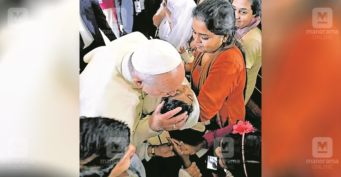 യുഎഇ സന്ദർശന വേളയിൽ എസക്കിയേലിന് സ്നേഹചുംബനം നൽകുന്ന മാർപാപ്പ (ഫയൽ ചിത്രം).