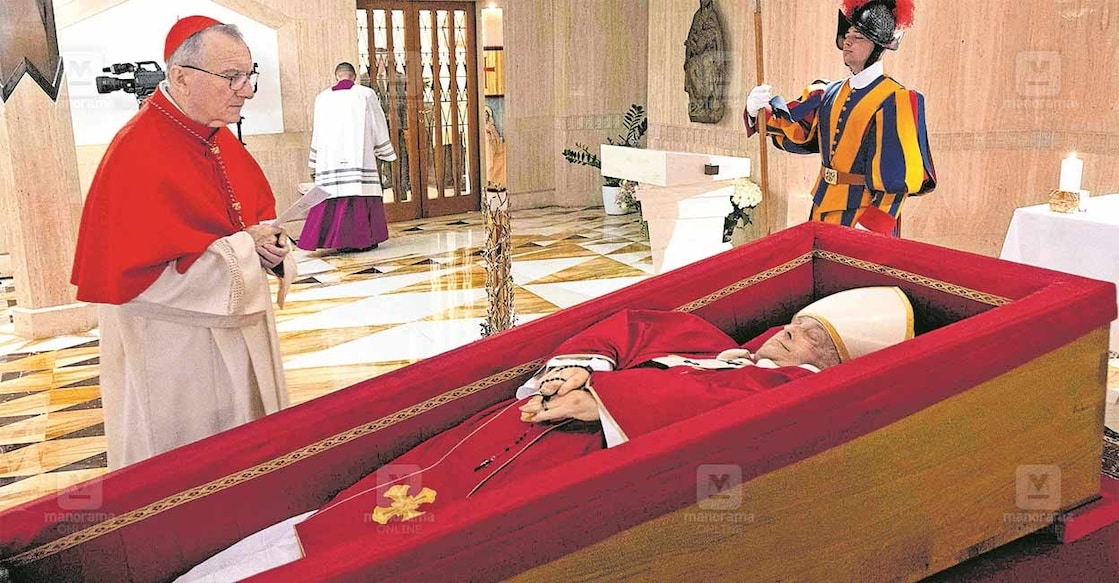 pope-francis-funeral-scheduled-for-saturday-1 ഫ്രാൻസിസ് മാർപാപ്പയുടെ ഭൗതികശരീരം വത്തിക്കാനിലെ അദ്ദേഹത്തിന്റെ വസതിയായ സാന്താ മാർത്തയിലെ ചാപ്പലിൽ. ഇന്ന് ഇവിടെനിന്നു കർദിനാൾമാരുടെ അകമ്പടിയോടെ സെന്റ് പീറ്റേഴ്സ് ബസിലിക്കയിലേക്കു കൊണ്ടുപോകുന്ന ഭൗതികശരീരം അവിടെ പൊതുദർശനത്തിനു വയ്ക്കും.