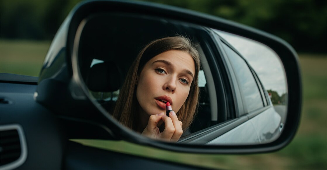 75-dinar-fine-for-applying-makeup-while-driving Image Credit: Representative Image Created using AI Image Generator