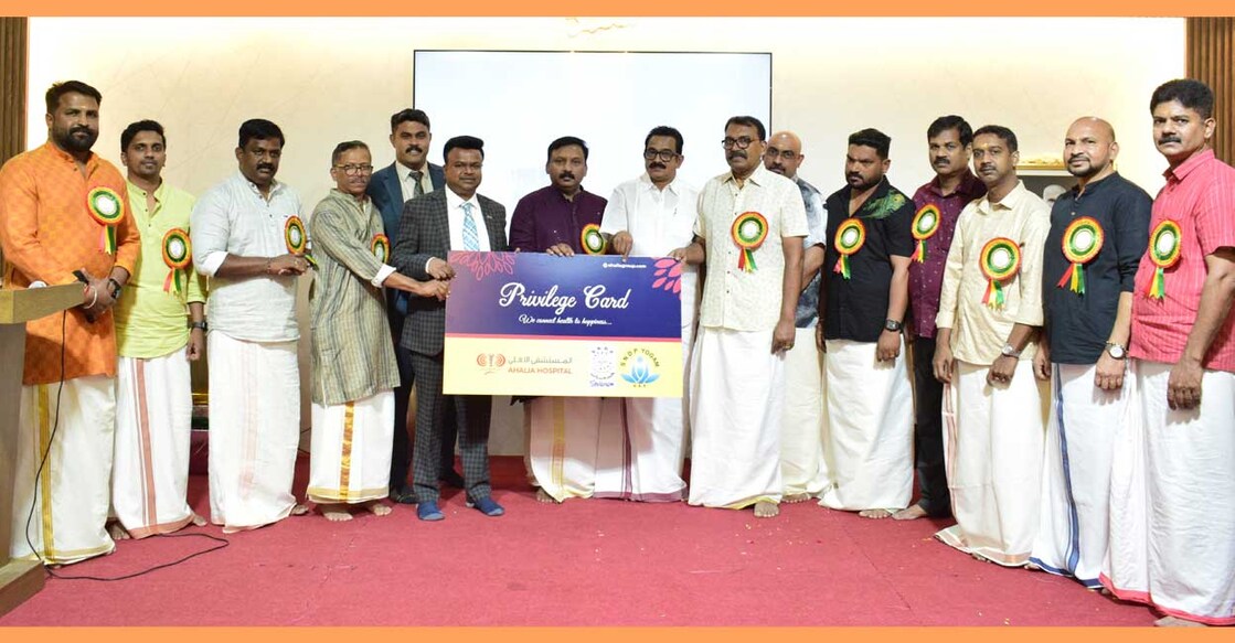 vishu-gathering-and-privilege-card-distribution-inauguration-held പ്രിവിലേജ് കാർഡ് വിതരണോദ്ഘാടനം അഹല്യ മെഡിക്കൽ ഗ്രൂപ്പ് സീനിയർ ഓപ്പറേഷൻ മാനേജർ സൂരജ് പ്രഭാകർ നിർവഹിക്കുന്നു.