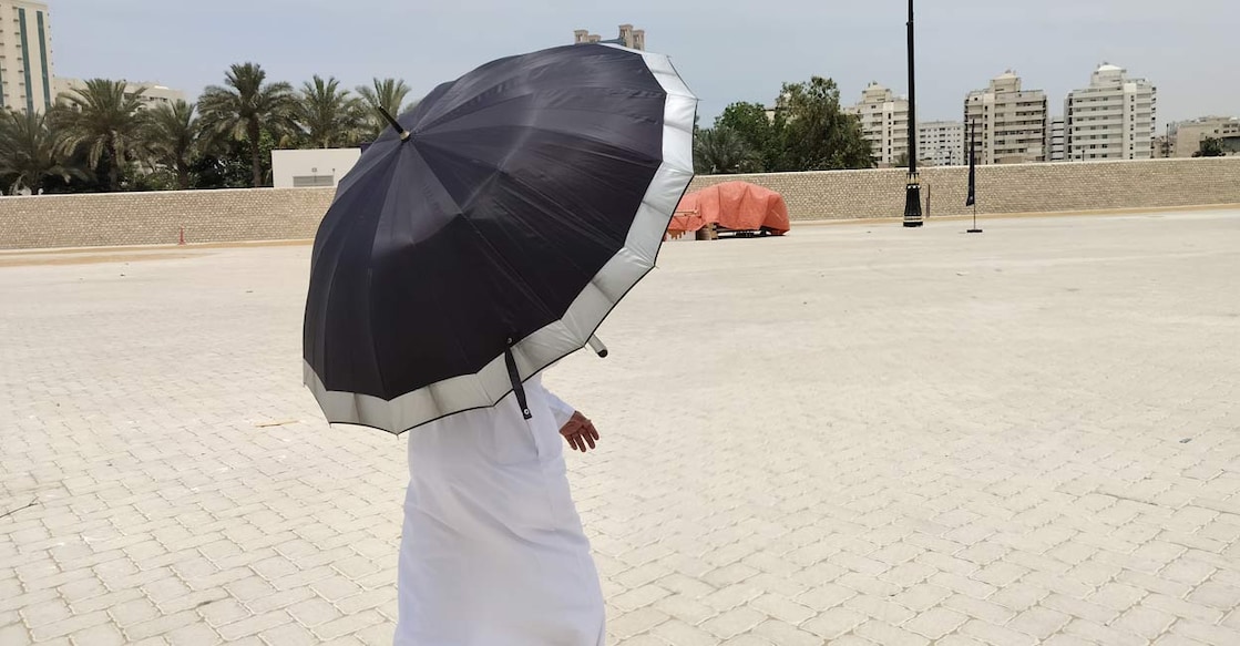 temperatures-in-the-uae-are-indeed-rising ഷാർജ അൽ ജുബൈലിലെ ഹെറിറ്റേജ് വില്ലേജിൽ ഇന്നലെ ഉച്ചയ്ക്ക് കനത്ത ചൂടിൽ നിന്ന് രക്ഷപ്പെടാൻ കുടചൂടി പോകുന്ന ഒരാൾ. ചിത്രത്തിന് കടപ്പാട്: സിറാജ് വി.പി.കീഴ് മാടം