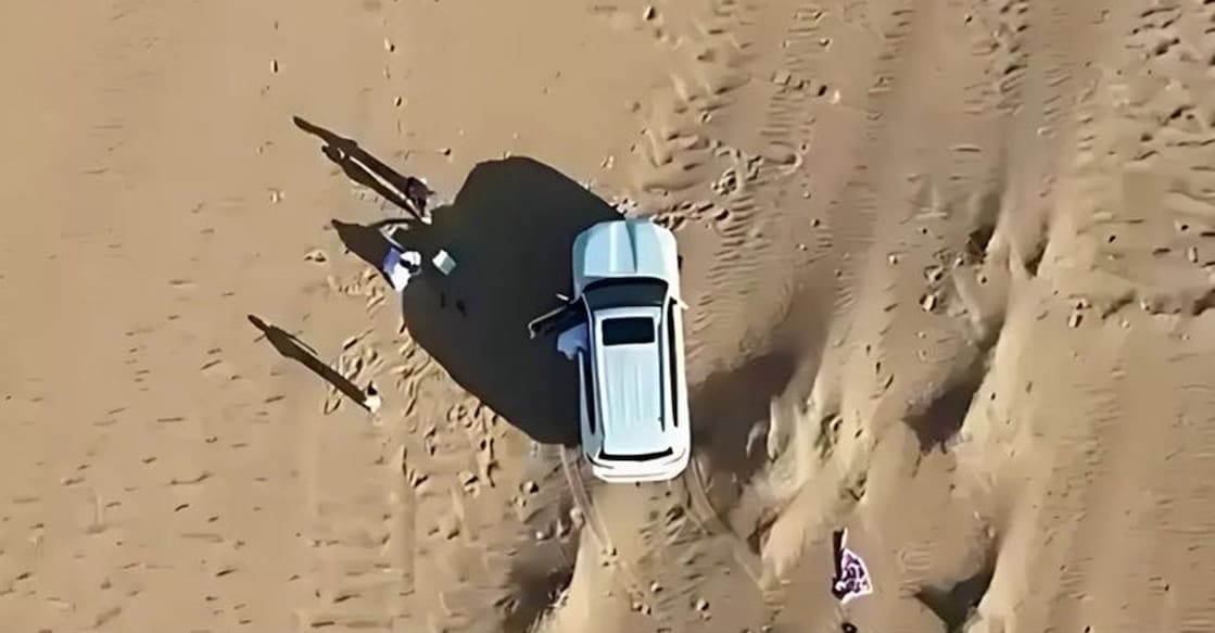 7-member-family-got-stuck-in-saudi-desert ഖൈറാന് വടക്കുപടിഞ്ഞാറ് ഹല്ബാന് മരുഭൂമിയില് വഴിതെറ്റി കുടുങ്ങിയ ഏഴംഗ കുടുംബത്തിന്റെ കാര്.