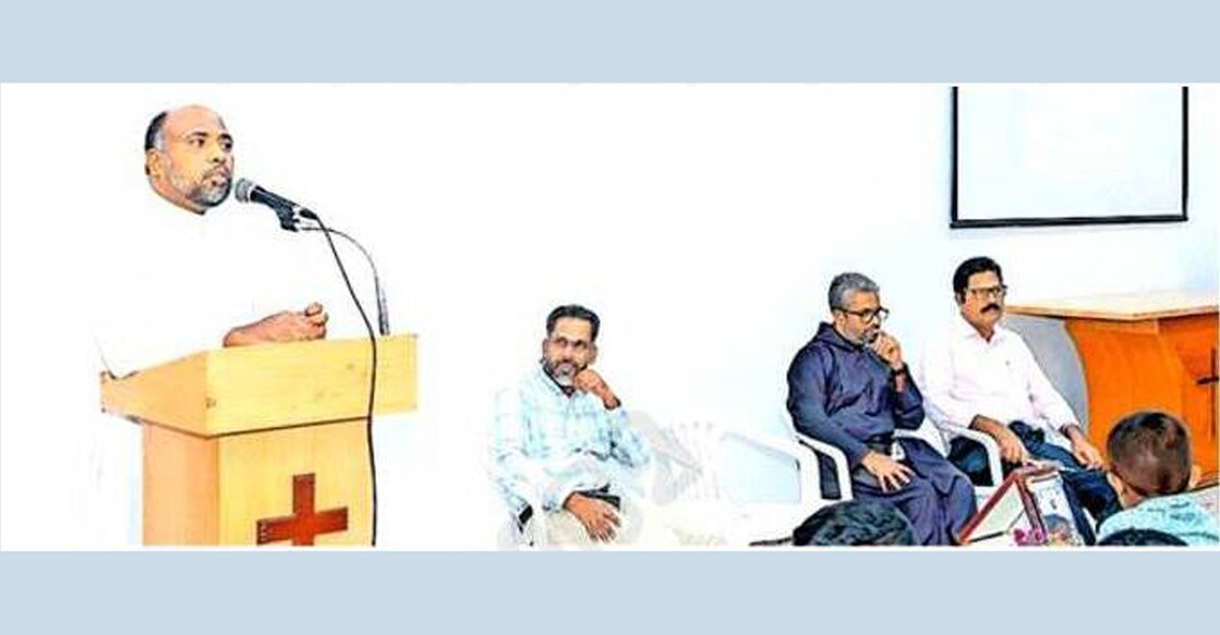 farewell-given-to-fr-mathews-alumoottil യാത്രയയപ്പു യോഗത്തിൽ പ്രസംഗിക്കുന്ന വികാരി ഫാ. മാത്യുസ് ആലുംമൂട്ടിൽ.