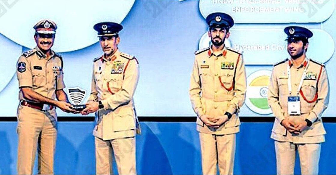 hyderabad-police-commissioner-cv-anand-receives-international-award എക്സലൻസ് ഇൻ ആന്റി നർകോട്ടിക്സ് അവാർഡ് ദുബായ് പൊലീസ് മേധാവി ലഫ്. ജനറൽ അബ്ദുല്ല ഖലീഫ അൽ മർറിയിൽ നിന്ന് സിറ്റി പൊലീസ് കമ്മിഷണർ സി.വി.ആനന്ദ് ഏറ്റുവാങ്ങുന്നു.