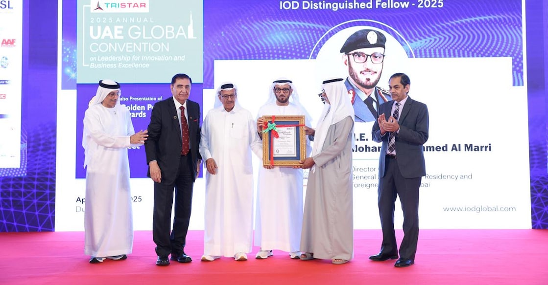 gdrfa-dubai-chief-al-marri-gets-iod-distinguished-fellowship മന്ത്രി ഷെയ്ഖ് നഹ്യാൻ ബിൻ മുബാറക് അൽ നഹ്യാൻ ലഫ് : ജനറൽ മുഹമ്മദ് അഹ്മദ് അൽ മർറിയെ ആദരിക്കുന്നു. യുഎഇയിലെ ഇന്ത്യൻ സ്ഥാനപതി സഞ്ജയ് സുധീർ സമീപം.(വലത്). Image Credit: GDRFA