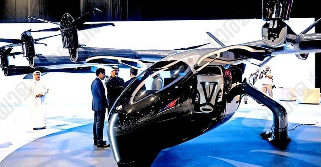 uae-first-flying-taxi-trials-al-ain-this-summer അബുദാബി നാഷനൽ എക്സിബിഷൻ സെന്ററിൽ പ്രദർശിപ്പിച്ച ഫ്ലൈയിങ് ടാക്സിയുടെ സൗകര്യങ്ങൾ നോക്കിക്കാണുന്ന അബുദാബി കിരീടാവകാശി ഷെയ്ഖ് ഖാലിദ് ബിൻ മുഹമ്മദ് ബിൻ സായിദ് അൽ നഹ്യാൻ.