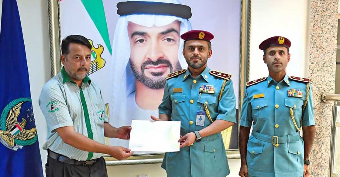 ajman-taxi-driver-saves-life ഷാ ഒമറിനെ അജ്മാൻ പൊലീസ് ആദരിച്ചപ്പോൾ. ചിത്രം: അജ്മാൻ പൊലീസ്