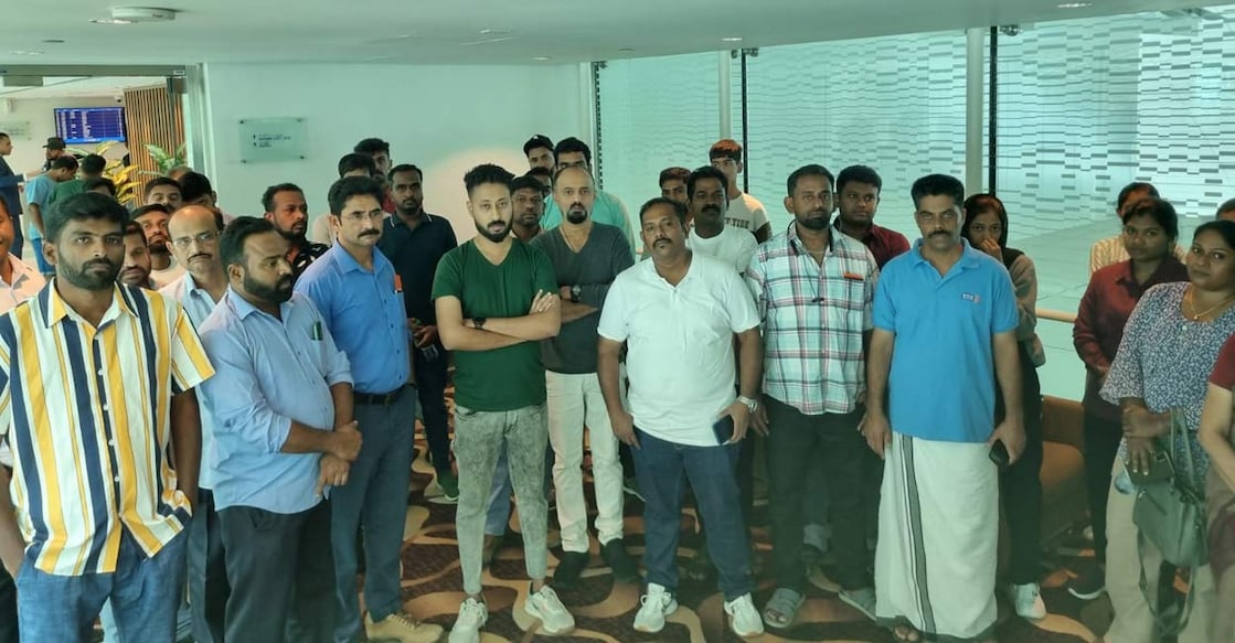 20-hour-wait-for-passengers-as-air-india-flight-delayed വിമാനത്താവളത്തിൽ കുടുങ്ങിയ ദുബായ്-തിരുവനന്തപുരം എയർ ഇന്ത്യ വിമാനത്തിലെ യാത്രക്കാർ. ചിത്രത്തിന് കടപ്പാട്: ബിനു