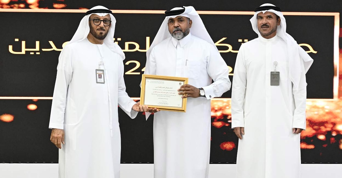 dubai-immigration-honors-former-employees-who-retired-in-2024 വിരമിച്ച ഇമിഗ്രേഷൻ ജീവനക്കാരനെ ലഫ്. ജനറൽ മുഹമ്മദ് അഹമ്മദ് അൽ മർറി ആദരിക്കുന്നു. Image Credit: GDRFA