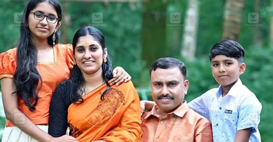 വേണുഗോപാൽ കുടുംബത്തോടൊപ്പം. ചിത്രത്തിന് കടപ്പാട്: വേണുഗോപാൽ