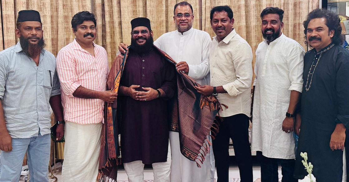 expatriate-favorite-singer-kh-tanur-in-uae അൻവർ അമീനിന്റെ സാന്നിധ്യത്തിൽ അബ്ദുസ്സലാമും ഷംസുദ്ദീൻ നെല്ലറയും കെ.എച്ച്. താനൂറിനെ ആദരിക്കുന്നു.