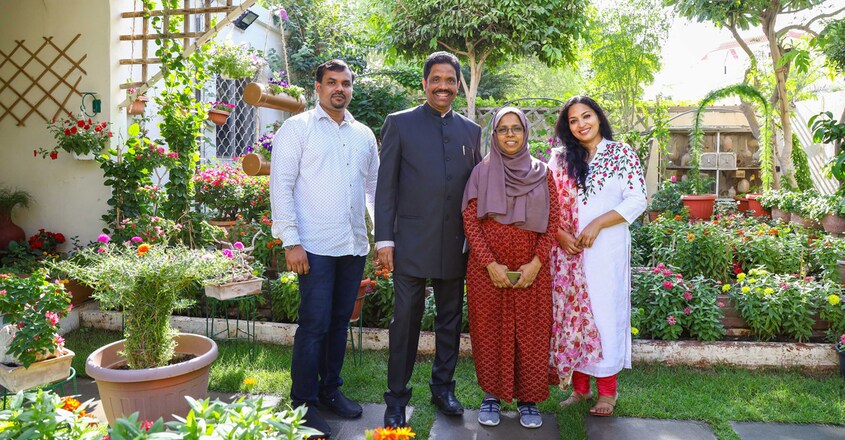Dr-Amanulla-and-family-with-Simi Dr-Amanulla-and-family-with-Simi