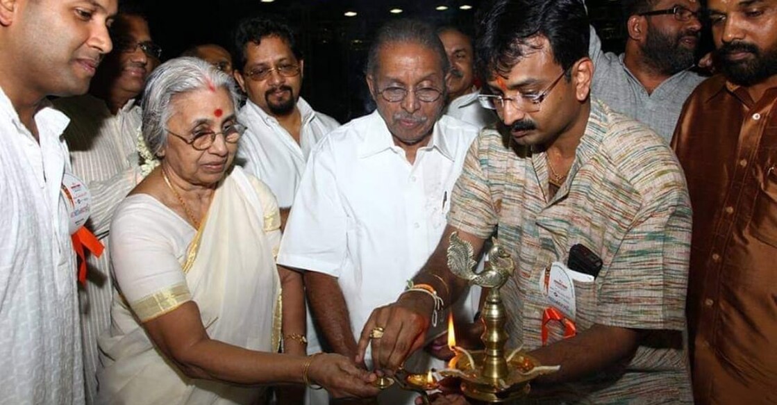 2010 ജനുവരി 24ന് ഒഎൻവി കുറുപ്പ് ദുബായിൽ അക്കാഫ് ഒാണാഘോഷം ഉദ്ഘാടനം ചെയ്യുന്നു. ഇടതു വശത്ത് ഭാര്യ സരോജിനിയും വലതുവശത്ത് മച്ചിങ്ങൽ രാധാകൃഷ്ണനും. ഒഎൻവിക്ക് ജ്ഞാനപീഠം ലഭിച്ച കാര്യം ആദ്യമായി അറിയുന്നത് ഈ വേദിയിൽ വച്ചായിരുന്നു. ചിത്രം: സ്പെഷൽ അറേഞ്ച്മെന്റ്