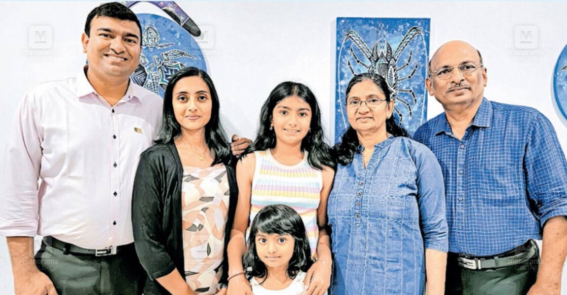 jinson-anto-charles-ministership-pride-for-malayali-nurse-association ഓസ്ട്രേലിയ നോർത്തേൺ ടെറിട്ടറിയിൽ മന്ത്രിയായി ഇന്നു ചുമതലയേൽക്കുന്ന ജിൻസൺ ആന്റോ ചാൾസ് (ഇടത്ത്) ഭാര്യ അനുപ്രിയ, മക്കളായ എയ്മി, അന, അമ്മ ഡെയ്സി ചാൾസ്, അച്ഛൻ ചാൾസ് ആന്റണി എന്നിവർക്കൊപ്പം.