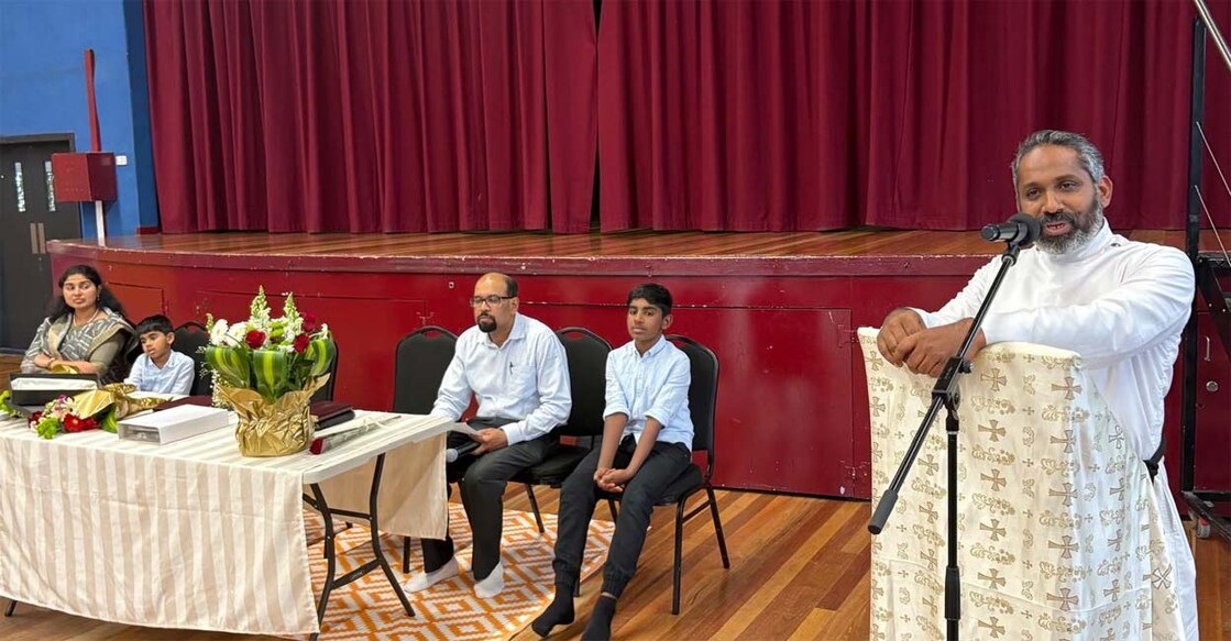 മെൽബെൺ ഇമ്മാനുവേൽ മാർത്തോമ്മാ ഇടവകയിലെ നാല് വർഷത്തെ സ്തു‌ത്യർഹമായ വൈദീക ശുശ്രൂഷയ്ക്ക് ശേഷം നാട്ടിലേക്ക് മടങ്ങുന്ന റവ. സജിൻ ബേബിക്ക് ഇടവക ജനങ്ങൾ ഹാംപ്ടൺ പാർക്ക് ആർതർ വാരെൻ ഹാളിലെ വിശുദ്ധ കുർബാനയ്ക്കു ശേഷം നടന്ന യാത്രയയപ്പ് സമ്മളനത്തിൽ റവ. സജിൻ ബേബി മറുപടി പ്രസംഗം നടത്തുന്നു. ലുബി ലൂക്കോസ്, ജോഷ് ബി. സജിൻ, അധ്യക്ഷൻ ജേക്കബ് ചാക്കോ, ജുവാൻ ബി. സജിൻ എന്നിവർ സമീപം.