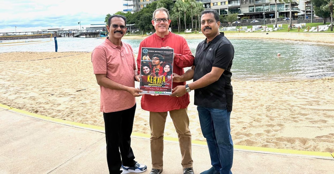 official-poster-of-the-kerala-vibes-program-was-released ലുക്ക് ഗോസ്ലിംഗ് എം പി കേരളാ വൈബ്സ് പോസ്റ്റർ പ്രകാശനം ചെയ്യുന്നു. ഡി എം എ പ്രസിഡന്റ് മോൻസി തോമസ്, സെക്രട്ടറി ഷില്വിന് കോട്ടയ്ക്കകത്ത് എന്നിവർ സമീപം.