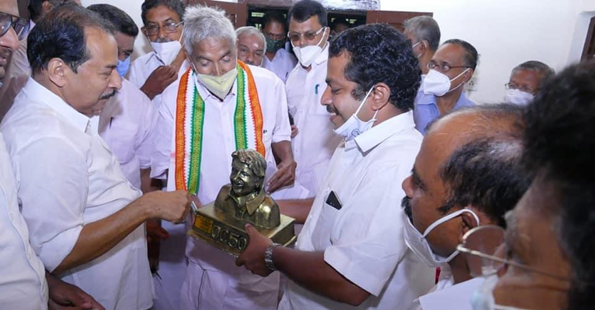 ഉമ്മൻ‌ചാണ്ടിയുടെ ശിൽപം പോൾ പറമ്പി കൈമാറി