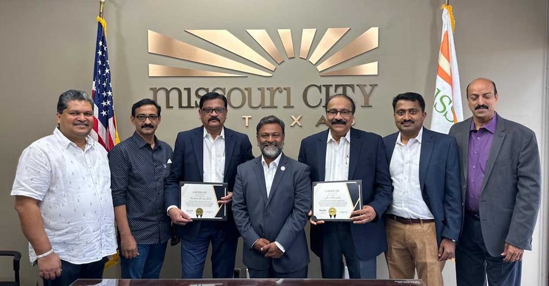 mayor-robin-ilakatt-vist സന്ദർശനത്തിനെത്തിയ മാധ്യമ പ്രവർത്തകരായ സന്തോഷ് ജോർജ് ജേക്കബ് (കോർഡിനേറ്റിംഗ് എഡിറ്റർ, മനോരമ ഓൺലൈൻ), ജോസ് കണിയാലി (എക്സിക്യുട്ടീവ് എഡിറ്റർ, കേരളാ എക്സ്പ്രസ്) എന്നിവരെ മിസോറി സിറ്റി മേയർ റോബിൻ ഇലക്കാട്ട് പുരസ്കാരപത്രം നൽകി ആദരിച്ചപ്പോൾ. ജെയിംസ് തെക്കനാട്ട്, സണ്ണി കാരിക്കൽ, ബബ്ലു ചാക്കോ, അഡ്വ . ജയചന്ദ്രൻ എന്നിവർ സമീപം.