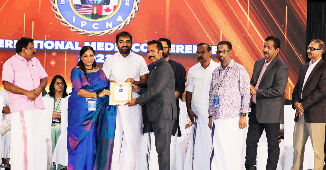 സെബാസ്റ്റ്യൻ സജി കുര്യന്‍ അവാർഡ് സ്വീകരിക്കുന്നു.