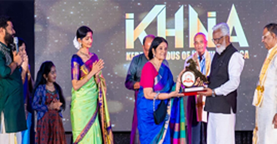 khna-award
കേരള ഹിന്ദൂസ് ഓഫ് നോര്ത്ത അമേരിക്കയുടെ കര്മ്മയോഗി പുരസ്ക്കാരം കുമ്മനം രാജശേഖരന് പൂയം തിരുനാള് ഗൗരി പാര്വതി ബായി സമ്മാനിക്കുന്നു. ഡോ.രജ്ഞിത് പിള്ള, ഡോ. ഗീതാ രാമസ്വാമി, ദേവനന്ദ, ദിവ്യാ ഉണ്ണി, അനില് ആറന്മുള, രാമസ്വാമി, ജി കെ പിള്ള സമീപം