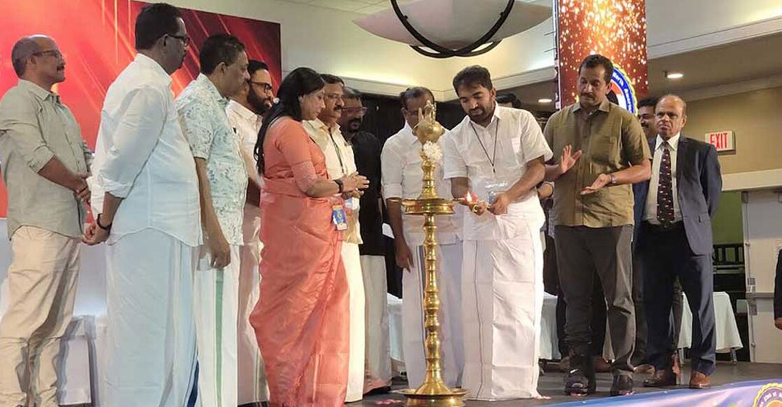 chandy6 അന്താരാഷ്ട്ര മാധ്യമ സമ്മേളനം ചാണ്ടി ഉമ്മൻ എം.എൽ.എ ഉദ്ഘാടനം ചെയ്യുന്നു.