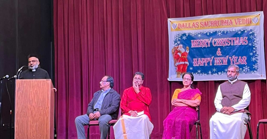 ഡാലസ് സൗഹൃദ വേദിയുടെ 2023 വർഷത്തെ ക്രിസ്മസ് & ന്യൂ ഇയർ ആഘോഷത്തിൽ റവ ഷൈജു സി ജോയ് ക്രിസ്മസ് സന്ദേശം നൽകുന്നു
