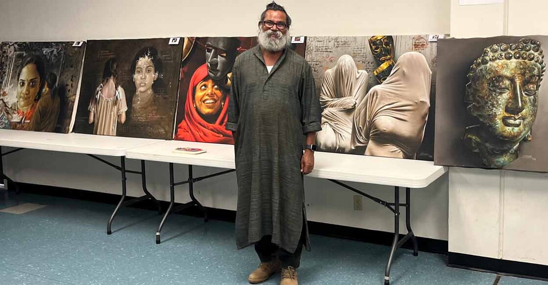 artist-rajasekharan-parameswaran-painting-exhibition ആർട്ടിസ്റ് രാജശേഖരൻ പരമേശ്വരൻ തൻ്റെ ചിത്രങ്ങൾക്കൊപ്പം.