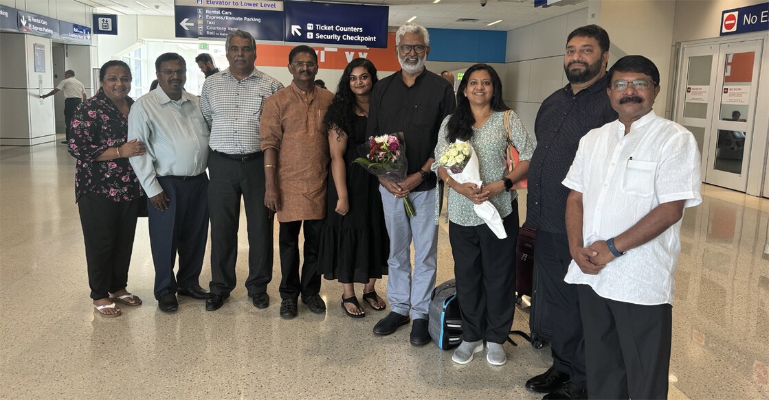 director-blessy-was-given-a-warm-welcome-at-the-fort-worth-international-airport ഫോർട്ട് വർത്ത് രാജ്യാന്തര വിമാനത്താവളത്തിൽ സംവിധായകൻ ബ്ലെസിക്കും ഭാര്യ മിനി ബ്ലെസിക്കും നൽകിയ വരവേൽപ്പിൽ നിന്ന്. ചിത്രം: സ്പെഷൽ അറേഞ്ച്മെന്റ്.